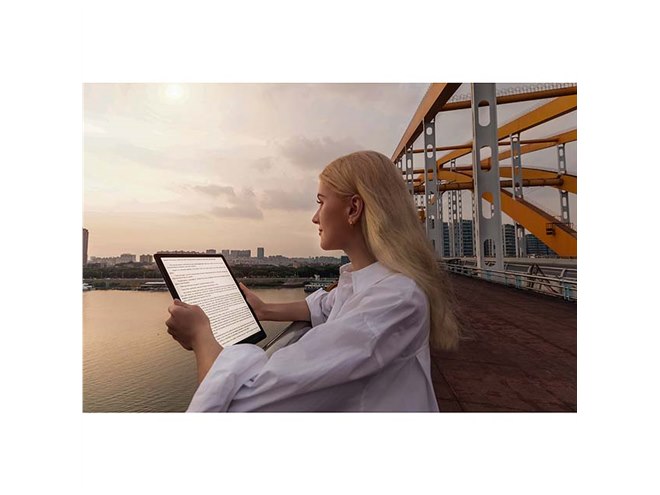 SKT、フロントライトを搭載した13.3型E Inkタブレット「Boox Max Lumi