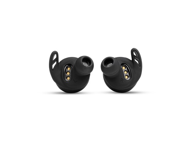 JBL×UA、ケース併用で最大50時間再生の「UA TRUE WIRELESS FLASH