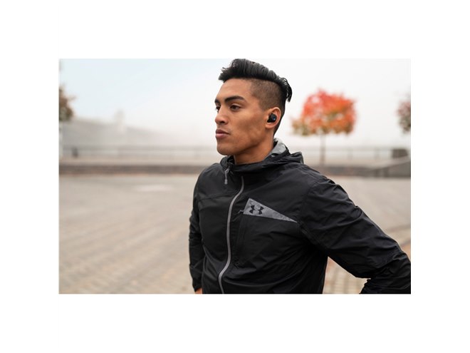 JBL×UA、ケース併用で最大50時間再生の「UA TRUE WIRELESS FLASH