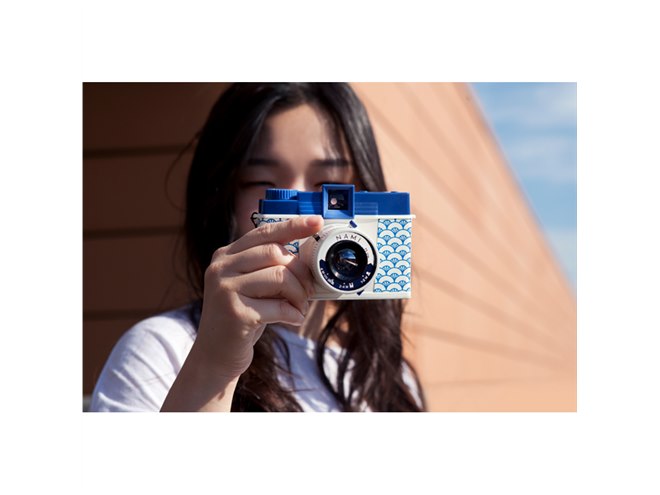 ロモ、日本の青海波模様にインスピレーションを受けた「DianaF+ 波