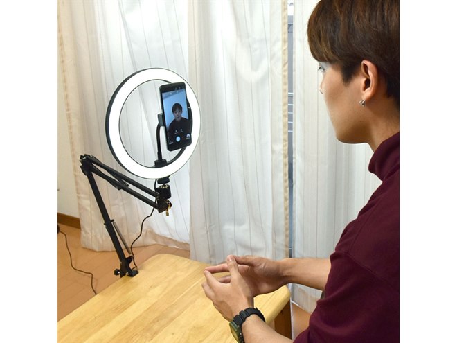 顔を明るく照らす、スマホ撮影用のスプリングアーム式リングライトが