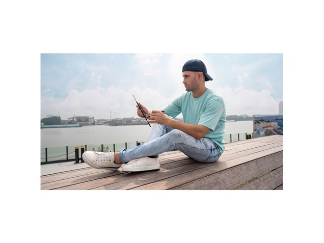 SKT、重力センサー搭載で自動回転する10.3型E Inkタブレット「Boox