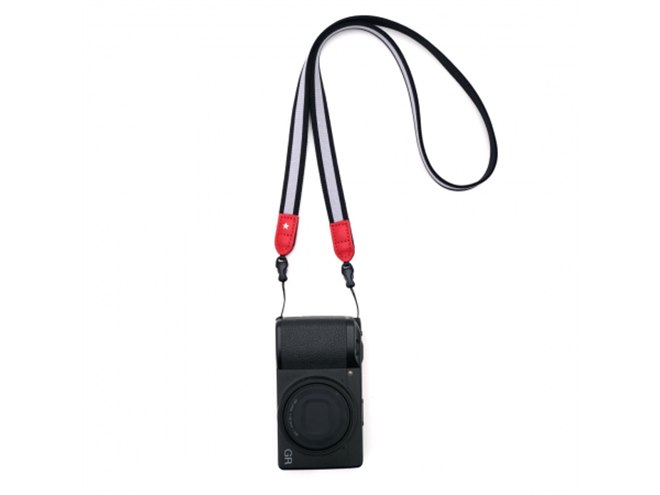 RICOH GR III」専用のジャージネックストラップに新色「レッド/グレイ