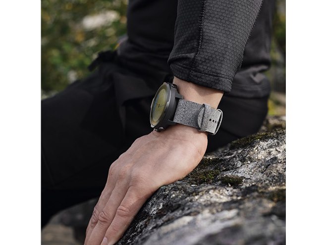 ホリデーシーズン向け、限定スマートウォッチ「Suunto 7 Graphite