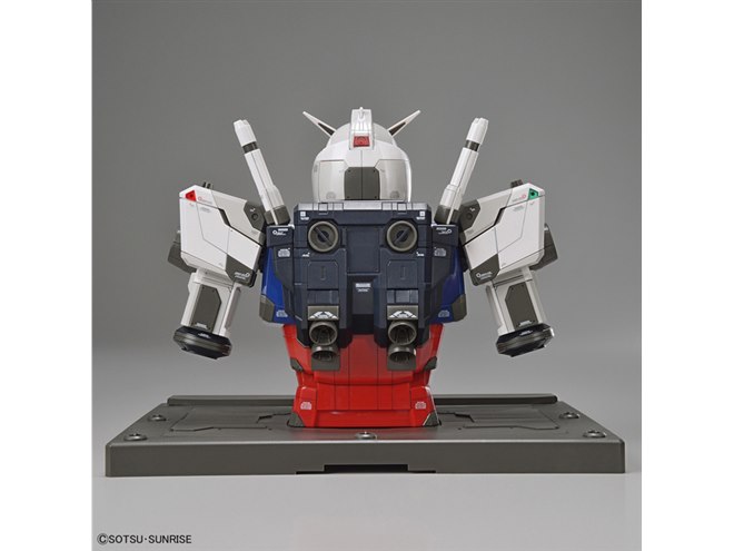 ツインアイとメインカメラが発光、「RX-78F00 ガンダム」の胸像