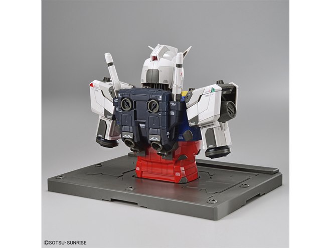 ツインアイとメインカメラが発光、「RX-78F00 ガンダム」の胸像