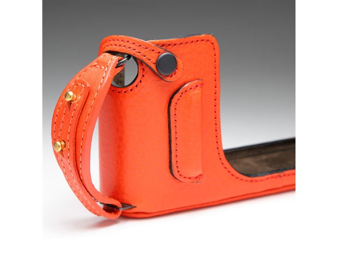 INDUSTRIA、「ライカQシリーズ」専用のストラップ付きレザーケース