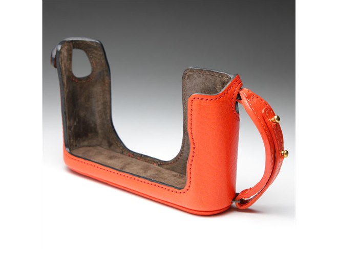 INDUSTRIA、「ライカQシリーズ」専用のストラップ付きレザーケース