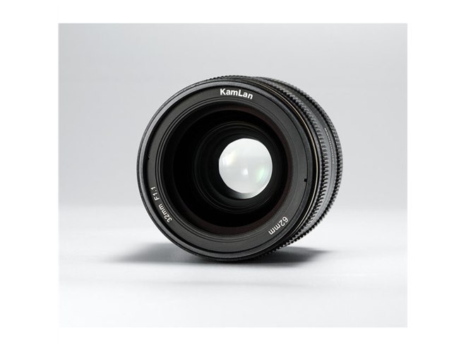 約32,000円、APS-C用ハイスピードレンズ「KamLan KL 32mm F1.1