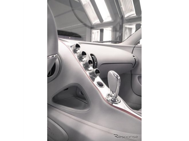 ブガッティ シロン にピンクツートンのワンオフ、夫から妻への