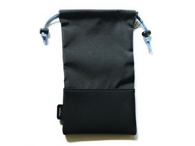 INDUSTRIA、グリップ付カメラを収納して衝撃から守る「カメラグリップ