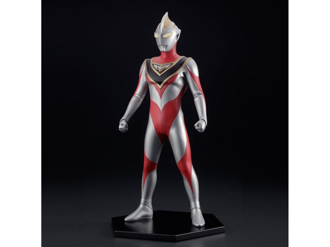 幸せなふたりに贈る結婚祝い 海洋堂、青い光を受け取りバージョンアップした「ウルトラマン 特撮