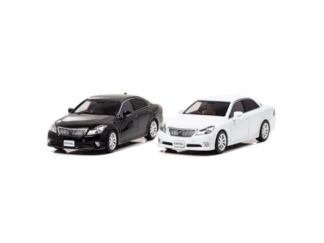 13代目のトヨタクラウンがダイキャスト製1/43スケールモデルで