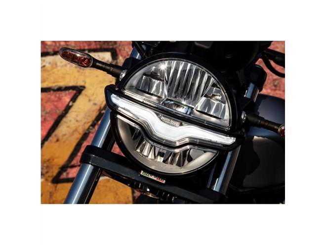 モト・グッツィV9ボバー」にブランドの創立100周年を記念した