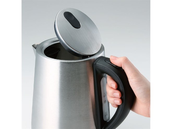 ラッセルホブス、片手プッシュでふたが開けられる電気ケトル「7013JP