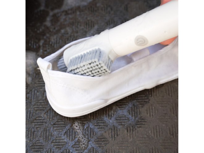 サンコー、IPX7防水のUSB充電式電動洗濯ブラシ「靴ピカバスター