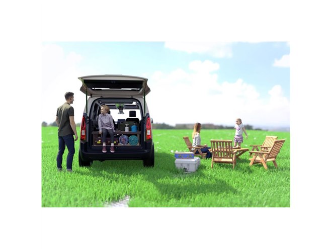 シトロエン・ベルランゴ」用の車中泊キット「アグレ・ベッドキット」が