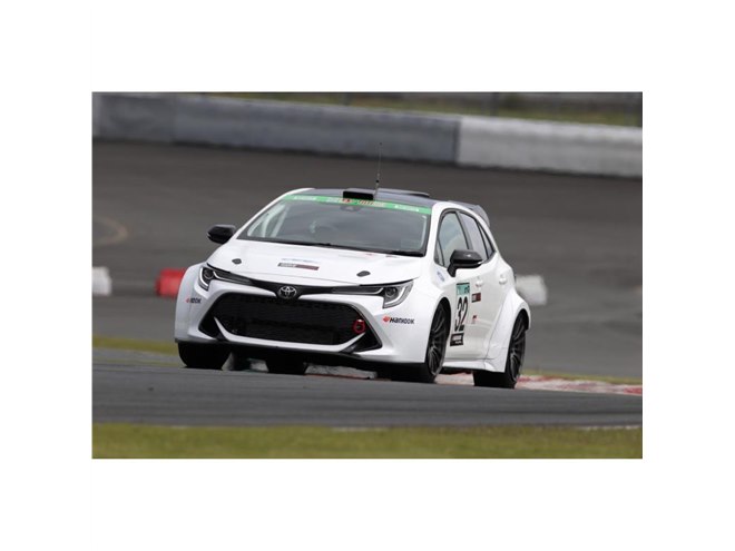水素エンジンのレーシングカーがスーパー耐久の公式テストに出走