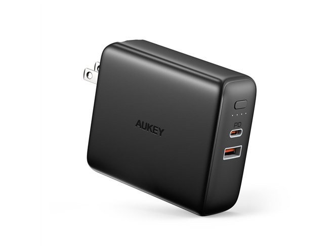 AUKEY、AC充電器一体型で急速充電対応のモバイルバッテリー