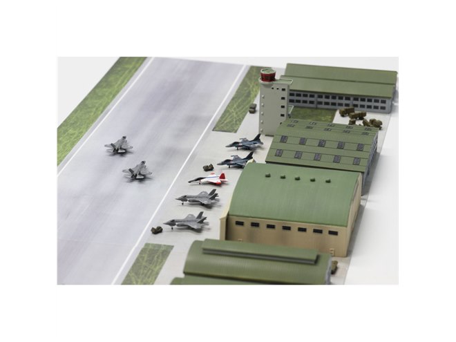 F-35やC-2、AWACSなどが付属する「1/700 航空自衛隊基地 2