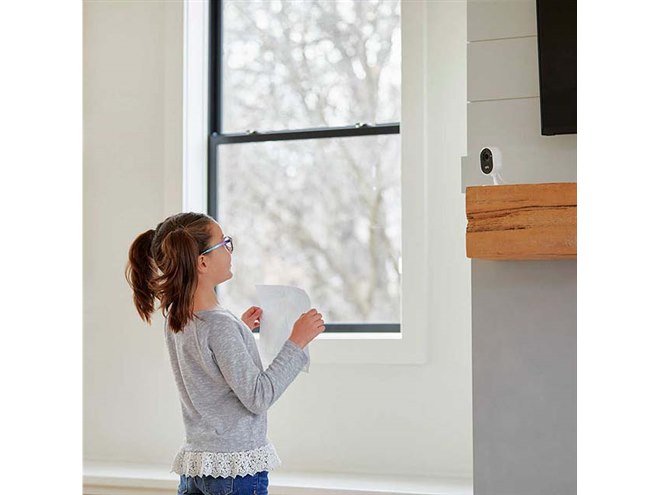 Arlo Essential�����p�J����