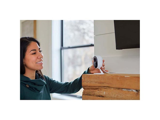 Arlo Essential�����p�J����