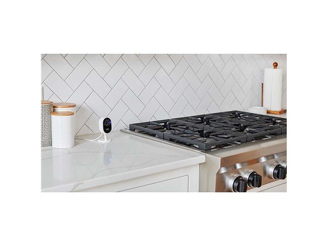 Arlo Essential�����p�J����