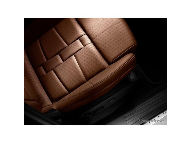 DS 7クロスバック、栗毛色のナッパレザーシートを装備する特別仕様車