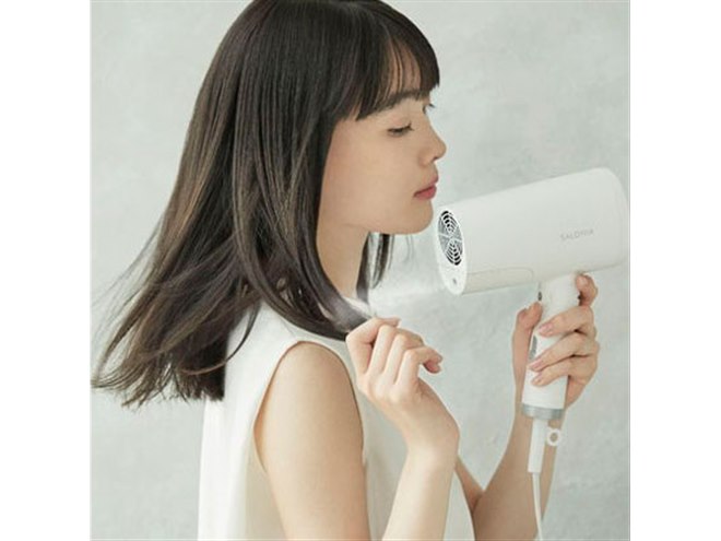 SALONIA サロニア トリートメント ミストドライヤー 美髪器（びはつき）」という、新発想[※1]。乾かしながらトリートメント