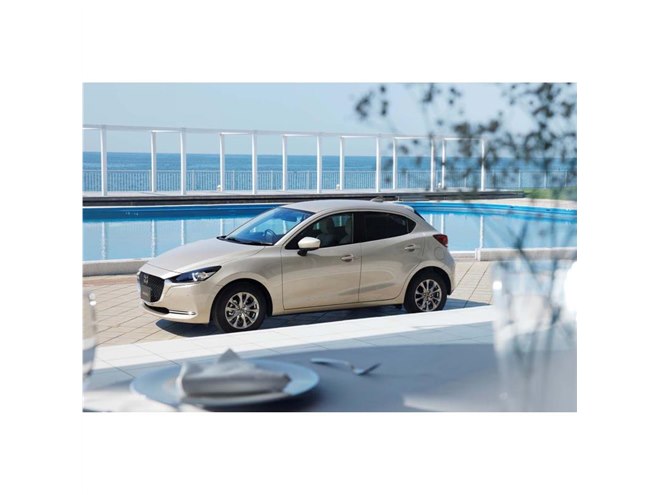 マツダ2」が高効率な新ガソリンエンジン搭載 特別仕様車「サンリット