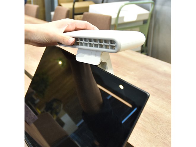 PC作業中の手元をサラサラに、液晶に取り付ける「おろし風ファン」を