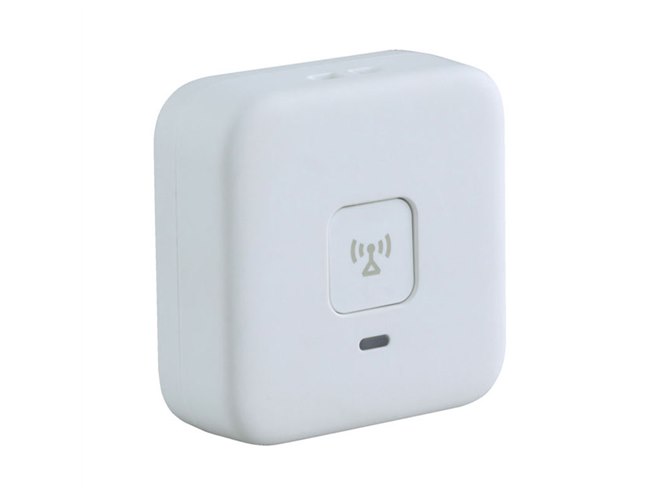 au、5cm角でIP55防水の小型GPS端末「あんしんウォッチャー」を