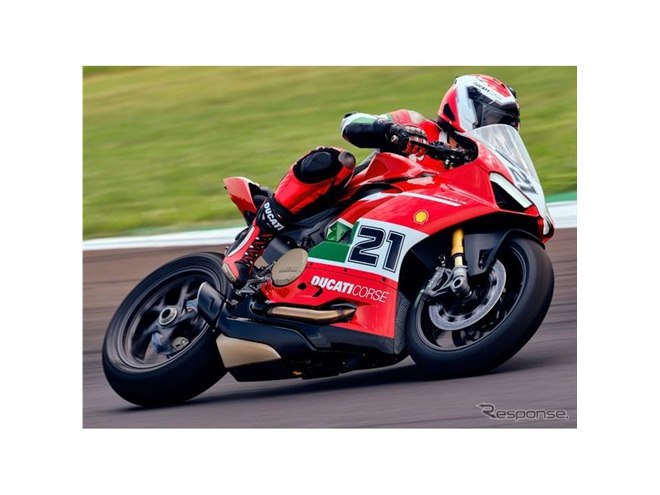 ドゥカティ『パニガーレV2』に伝説的ライダーの偉業をたたえる特別