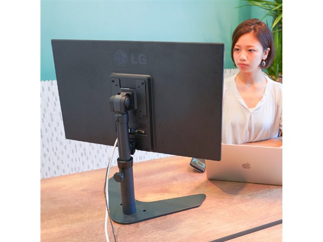 サンコー、最大高372mmの「32型対応！高さ調整できるLCDモニター 