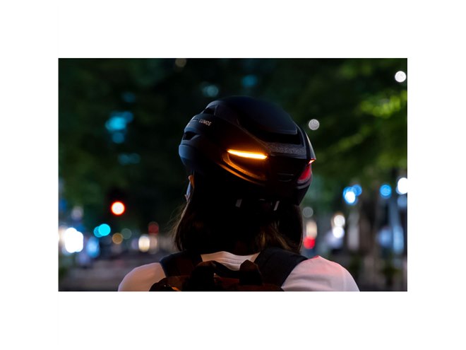 手元でウィンカーを出せるLEDライト付き自転車ヘルメット「LUMOS