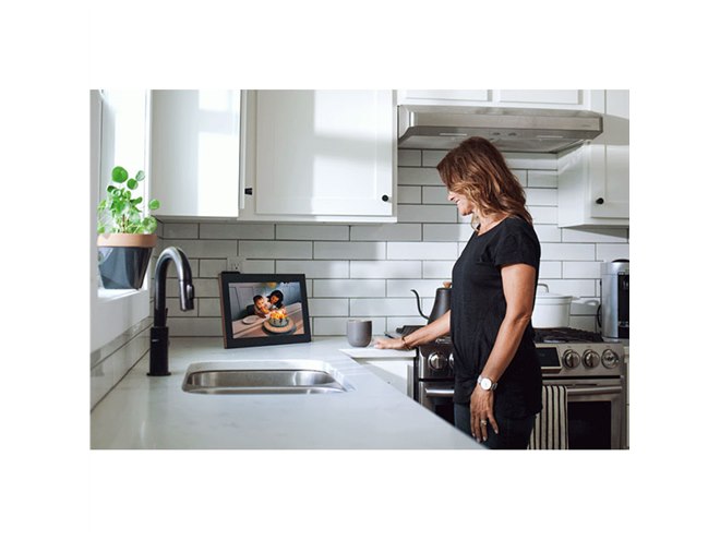 ネットギア、ジェスチャー操作やWi-Fiに対応した15.6型デジタルフォト