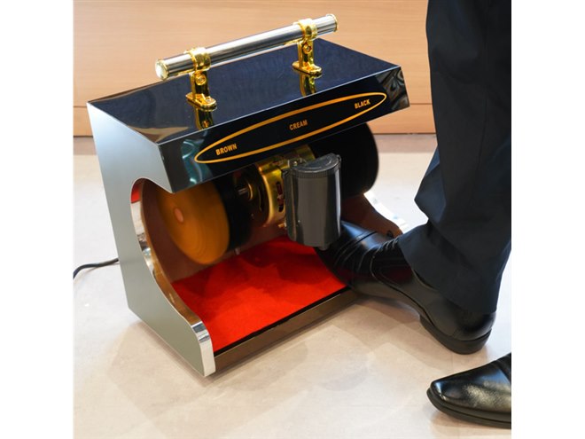 サンコー、履いたまま磨ける全自動革靴ポリッシャー「靴磨き職人