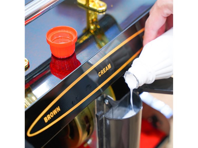 サンコー、履いたまま磨ける全自動革靴ポリッシャー「靴磨き職人