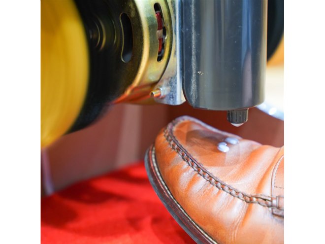 サンコー、履いたまま磨ける全自動革靴ポリッシャー「靴磨き職人