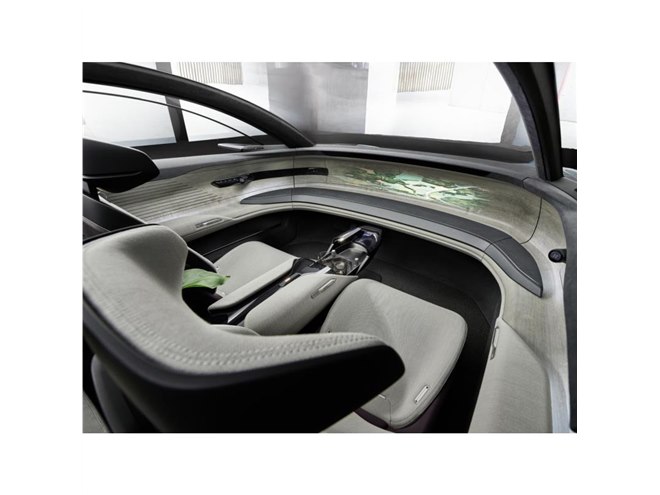 これが未来の高級セダン アウディが「グランドスフィア コンセプト」を