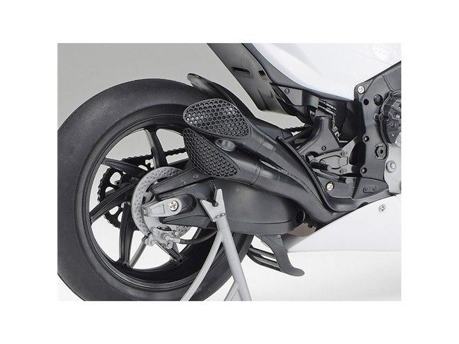 スズキ「GSX-RR」1/12模型、カウル類はビス止め式で完成後も脱着可能