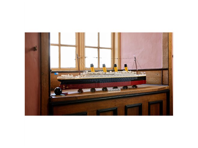 豪華客船「タイタニック号」を1/200で再現したレゴブロック