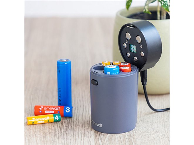 3,990円、最大6本の電池を混用して充電できる「マルチ充電パワーバンク