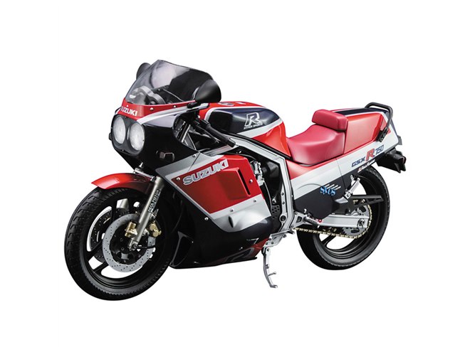 ハセガワ、1986年レッド/ブルーを再現した「スズキ GSX-R750」1/12模型