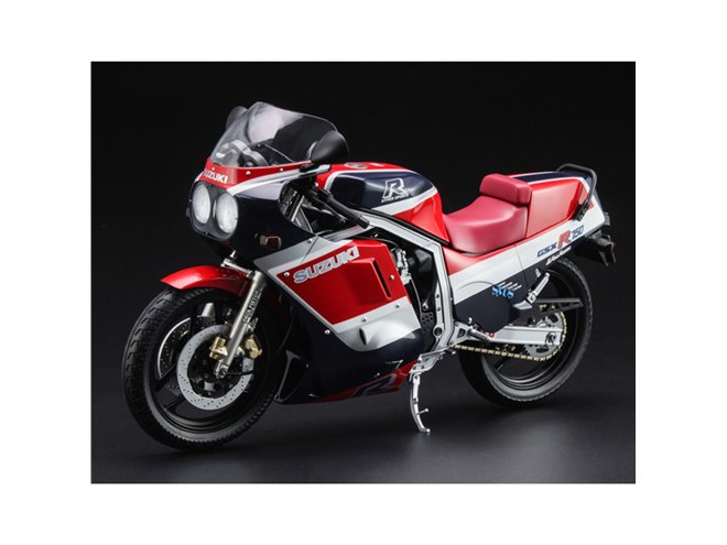 ハセガワ、1986年レッド/ブルーを再現した1/12「スズキ GSX-R750」本日