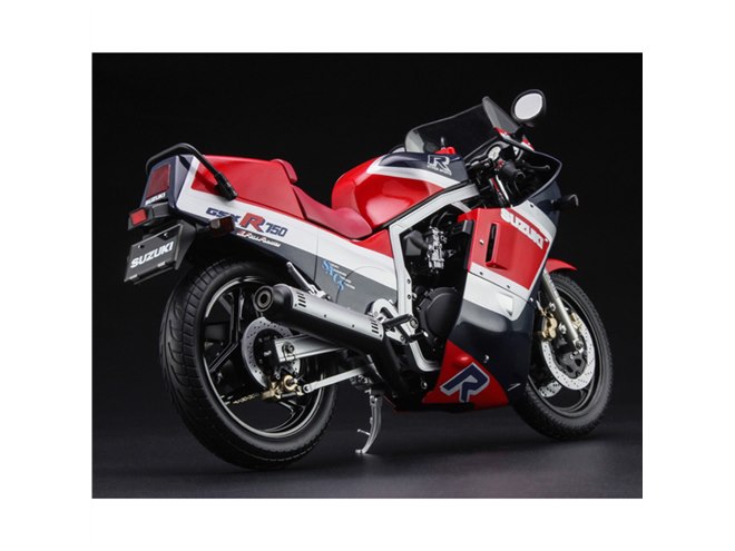 ハセガワ、1986年レッド/ブルーを再現した1/12「スズキ GSX-R750」本日