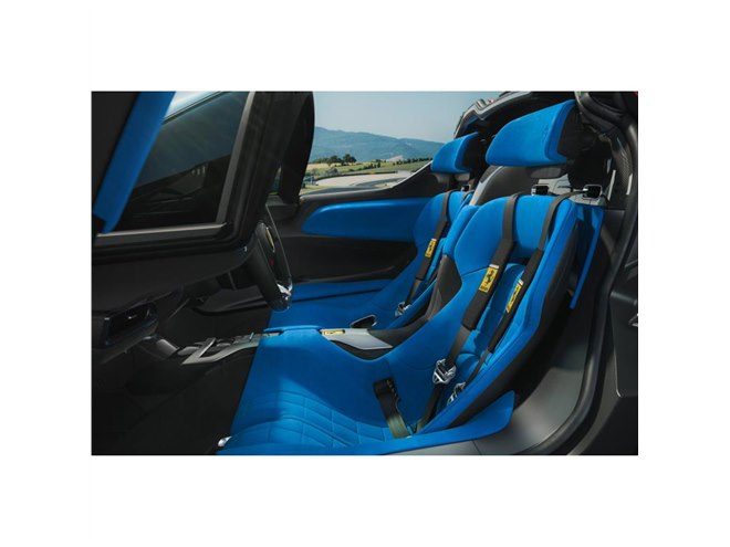 フェラーリが12気筒ミドシップの限定タルガトップモデル「デイトナSP3