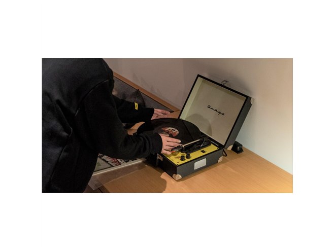 オンキヨー、MUSTARD HOTELコラボのスピーカー内蔵ターンテーブル「OCP