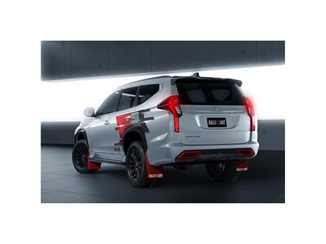 三菱がラリーアート仕様の「トライトン」「パジェロスポーツ」を発表