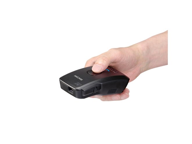 リコー、手持ちタイプの小型プロジェクター「RICOH Image